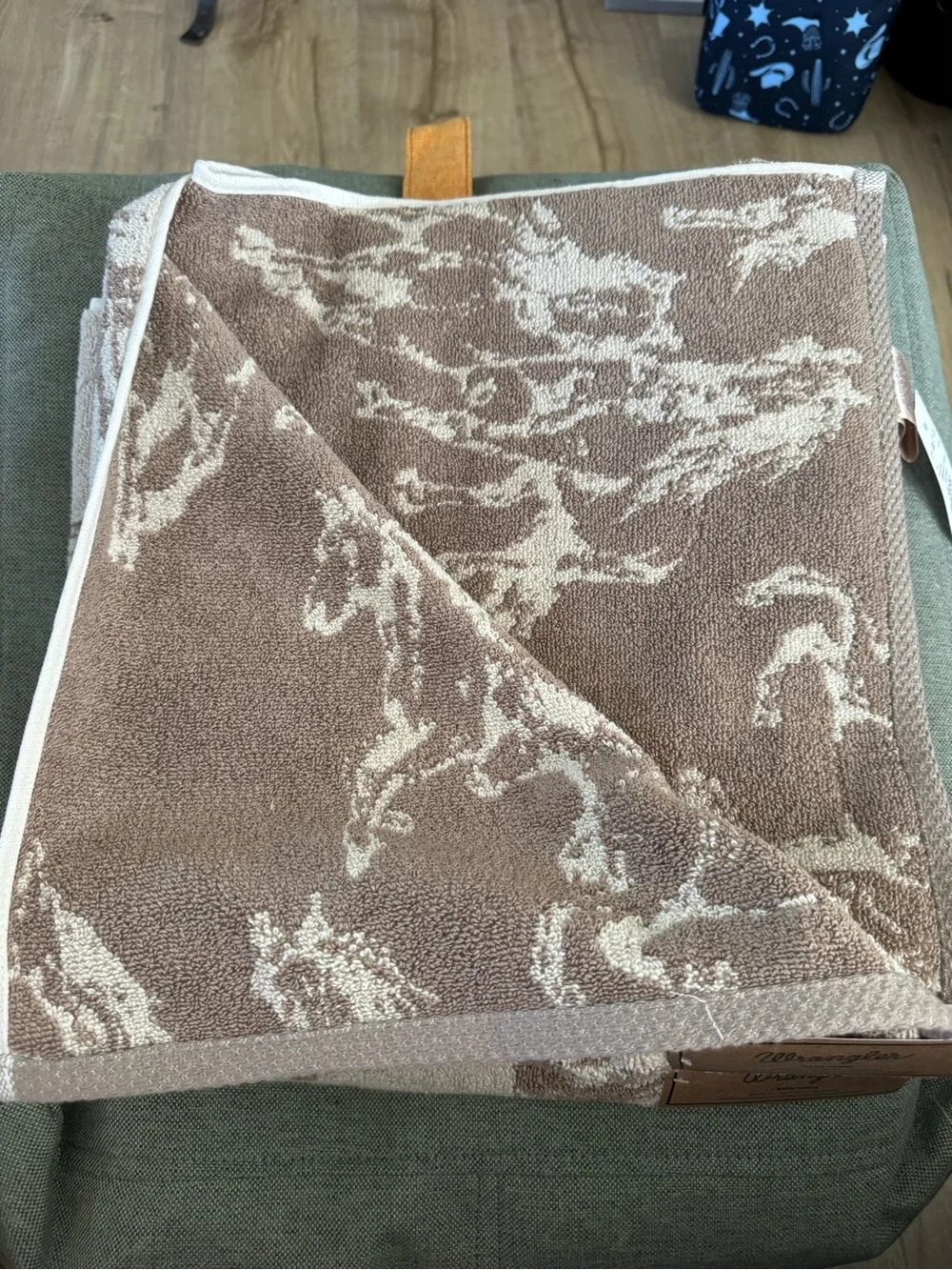 Wrangler Beige & Brown running horses 1 bath Towel + 2 hand/washcloth Set